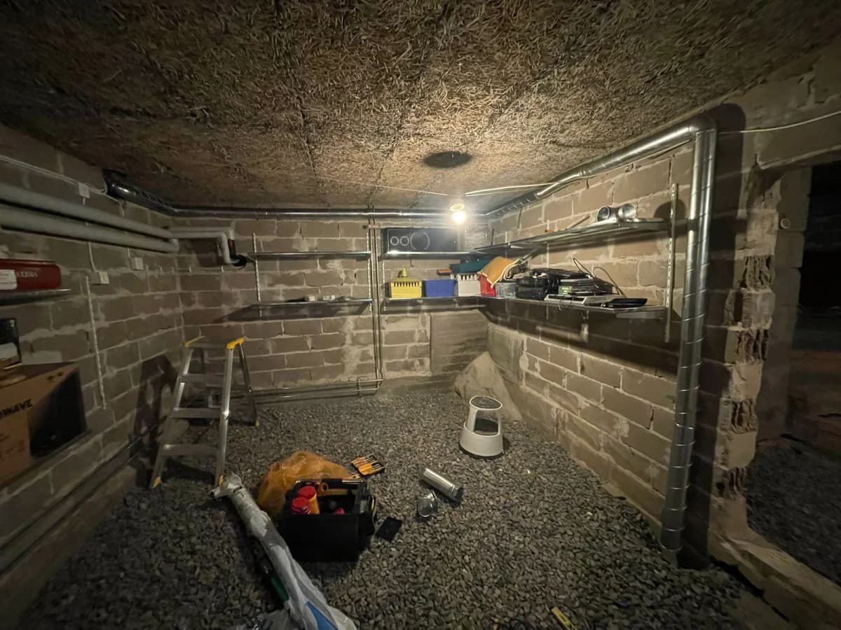 Källare med grusgolv och nydragna kanaler, en miljö där radonhalten behöver mätas innan åtgärd