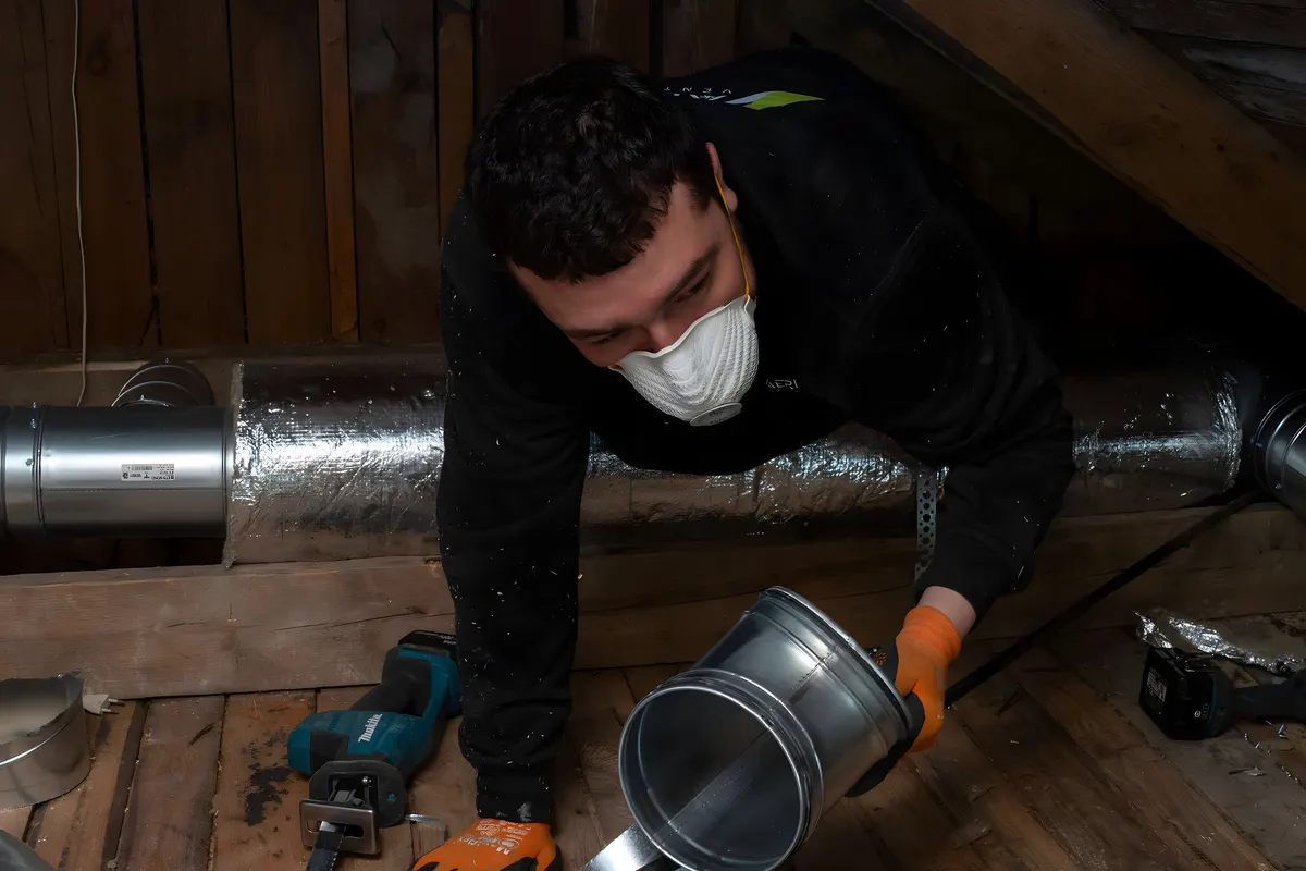 Ventilationstekniker som förbereder en kanalanslutning inför byte av FTX-aggregat i Stockholm
