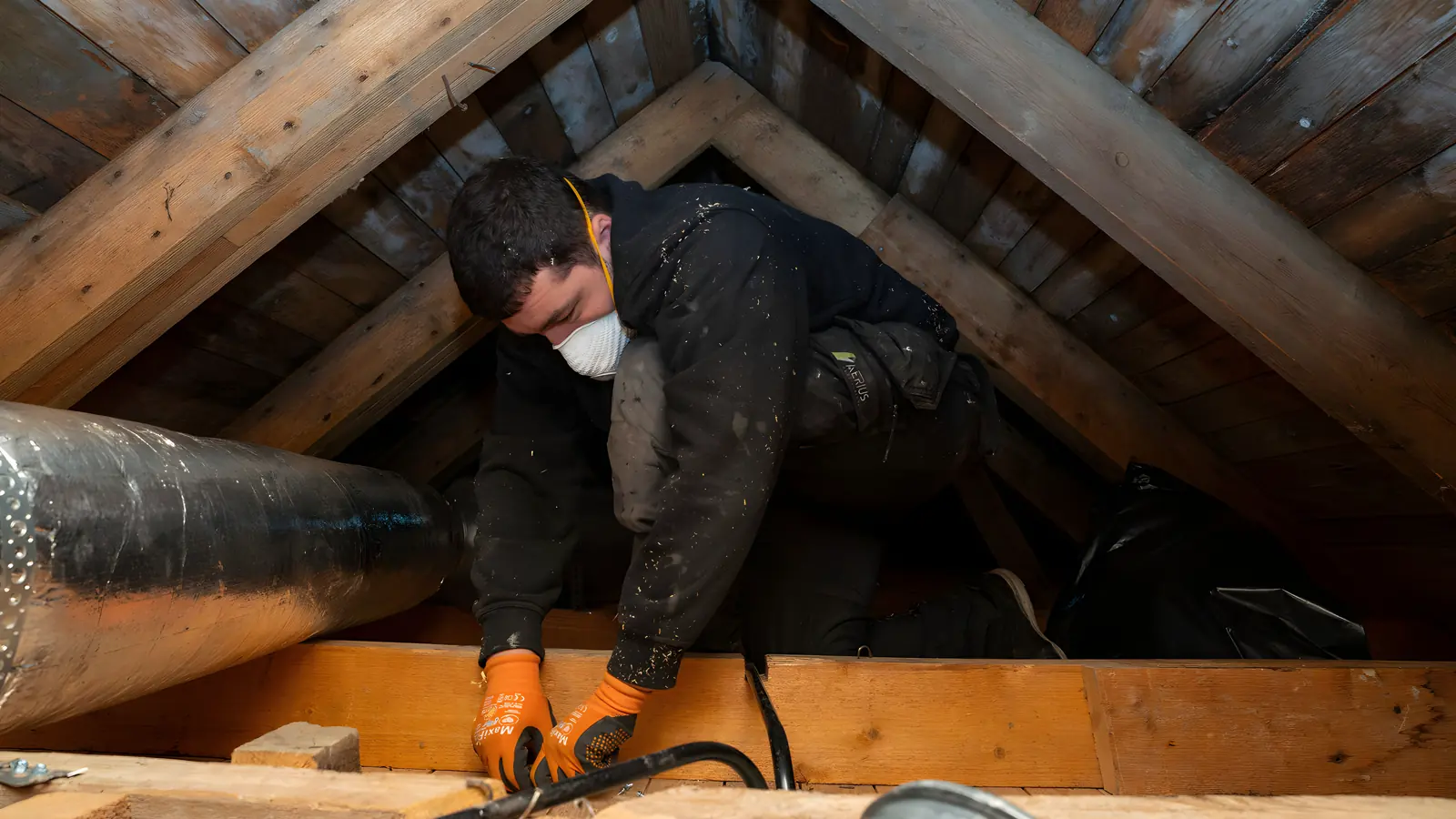 Ventilationstekniker vid montering av kanaler för ett ventilationssystem